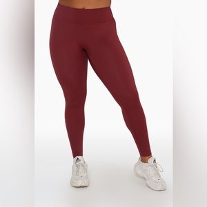 Set Active Sport Body Leggings Size Medium in Color Scarlet